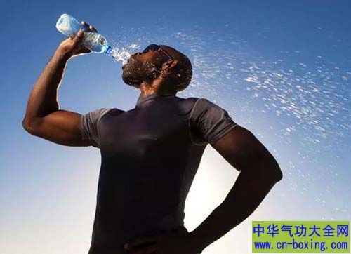喝水怕快