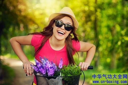 小 满时节巧养 生 穿衣宽松别露脐
