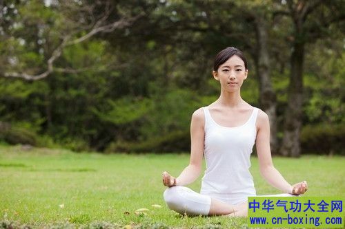 小 满时节巧养 生 穿衣宽松别露脐