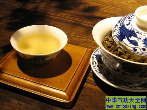 隔夜茶妙用多 可生发治湿疹