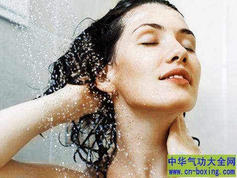冷水浴的好处多 强身又健体