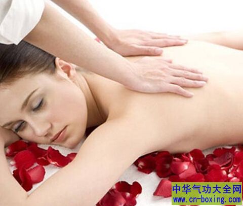 拍背部