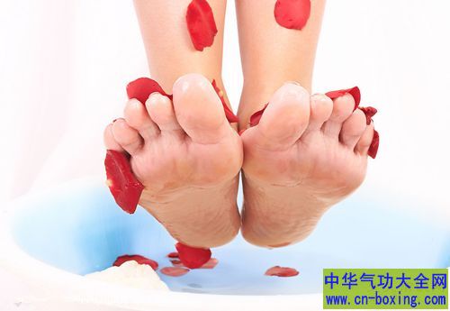 泡脚的好处 热水泡脚去疲劳对心脏好处多