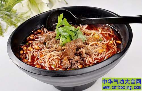 吃羊肉面：御寒保暖
