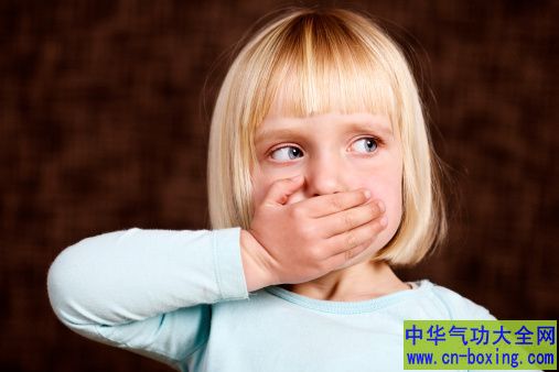 打嗝不停令人烦 7种简易方法止嗝