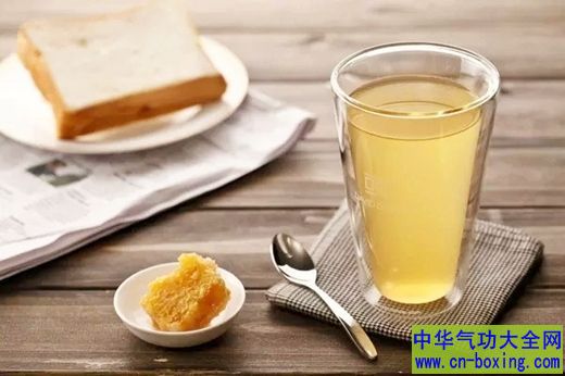 晨起一杯蜂蜜水美颜润肠 喝法很重要