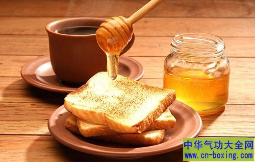 晨起不宜空腹直接喝蜂蜜水 