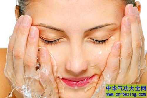 夏日晒伤怎么办？暴晒后别用热水洗脸 