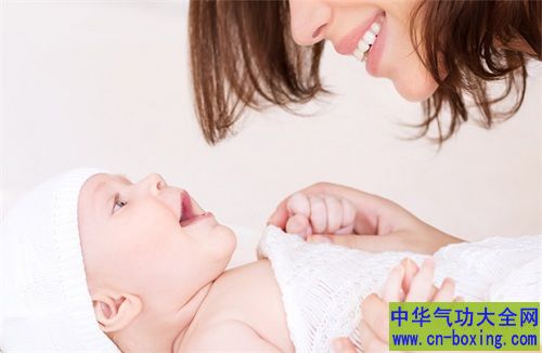 想和宝宝变亲密就趁现在！进入认人期要注意？