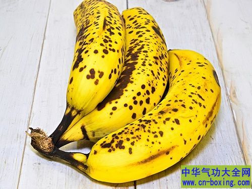 这样吃会致癌？当水果长黑点、局部发霉...
