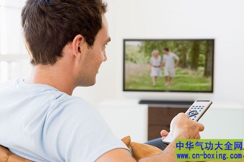 看电视打瞌睡的男性 当心高血压已上身