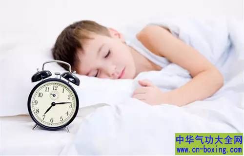 美医学研究:早睡早起令孩子聪慧又健 康