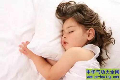 美医学研究:早睡早起令孩子聪慧又健 康