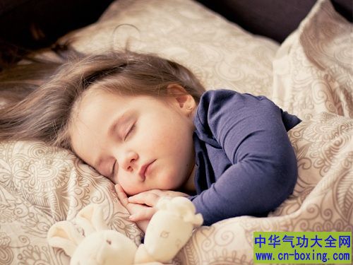 培养独立、提升睡 眠品质？4大训练宝 宝独睡的方法！