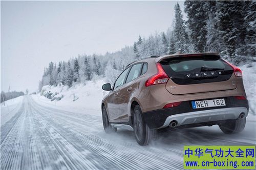 雪天驾驶掌握这些技巧 就不用再担心了！