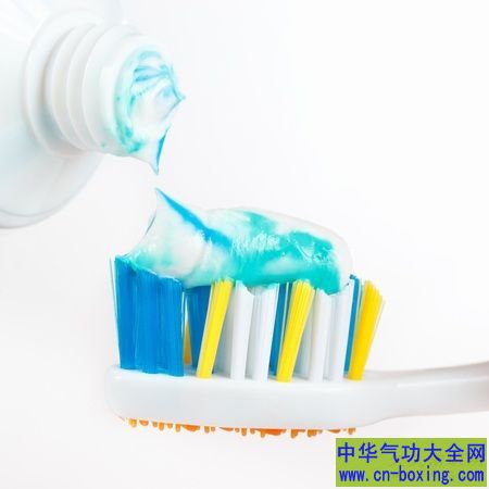 刷错牙 牙垢比排水孔黏垢还脏