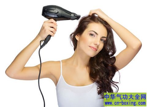 女生如何吹头发？开机不要离头太近