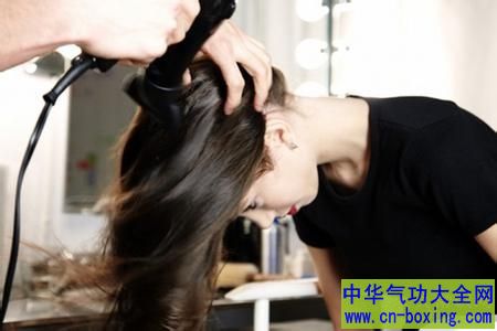 女生如何吹头发？开机不要离头太近
