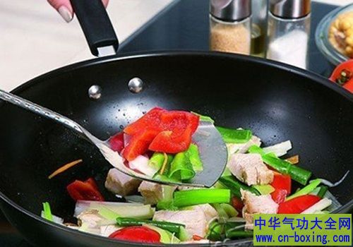 热油冒烟了再放菜