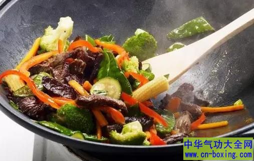 炒菜后不刷锅，接着炒下一个菜