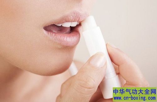 三招解决冬天嘴唇干裂问题