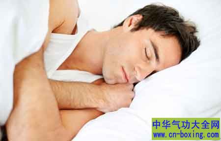 研究：侧睡可以预防老年痴呆症