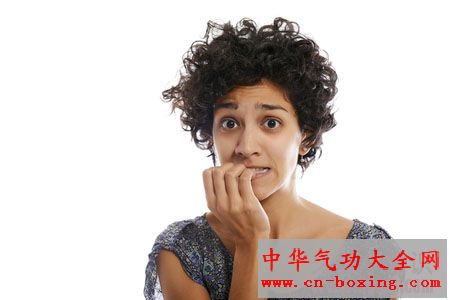 喜欢咬指甲？小动作看出你的性格