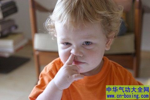 戒掉这个坏习惯 挖鼻孔易导致脑膜炎