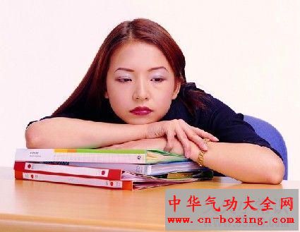 整天愁眉苦脸 