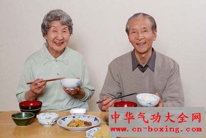 老年人吃饭