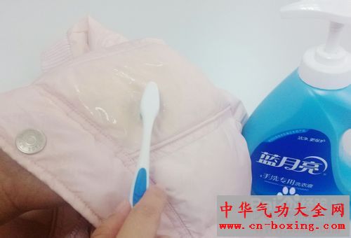 切忌干洗 羽绒服的清洗妙招