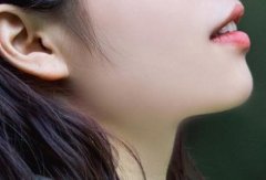 嘴唇有疤的面相对人来说好不好？