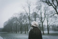女人后背长痣好不好？腮边有痣的女人爱情怎么