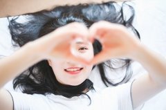 男人额头眉上方有痣好不好？什么样子的痣不能