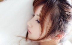 眉峰长痣女人面相图解