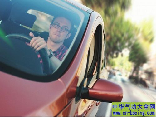 夏季开车要注意!4个方法让车内毒气消散