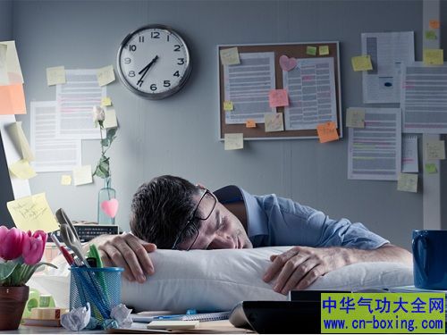 身体疲累却睡不著?