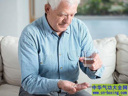 老翁脑出血的背后原因!原来是吃这水果又配药?