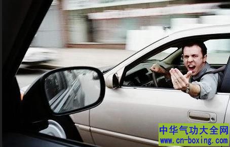 开车上路暴躁 出现这些表现小心路怒症