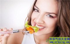 夏季养生小常识 少吃多餐温水冲澡