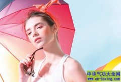 夏季拒做“黑美人” 打伞防晒有学问