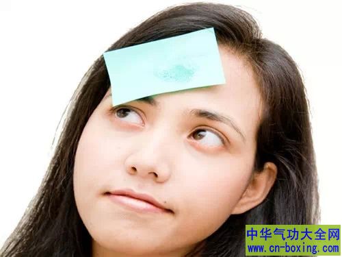 忌常用吸油面纸吸收油渍