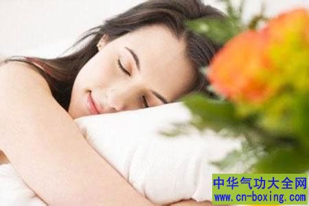 女性不穿内衣睡觉真的好吗?女性裸睡好处多