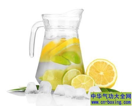 柠檬水的做法有哪些? 试试带皮泡水更有营养