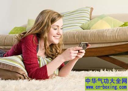 睡前玩手机伤害皮肤