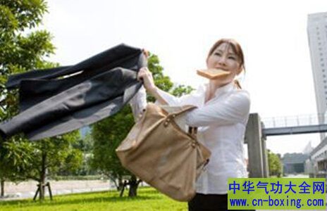 研究:边走边吃早餐易变胖