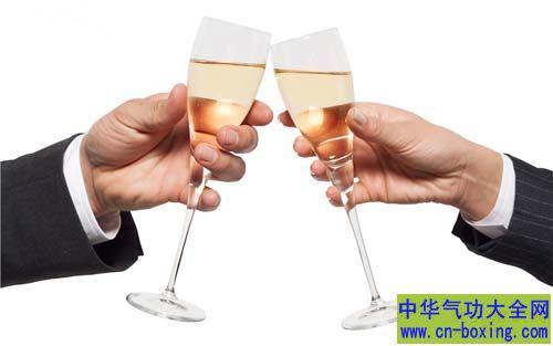 喝酒干杯 是为了防止对方下毒?