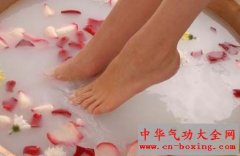 中医秘方 盐水泡脚的惊人疗效