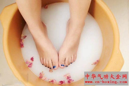 中医秘方 盐水泡脚的惊人疗效