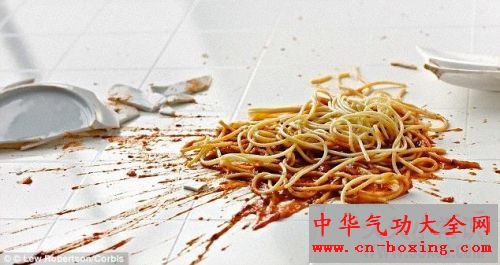食物掉在地上